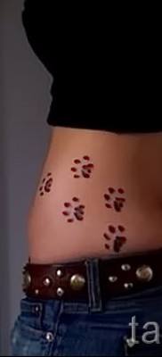 مثال على وشم مخلب الدب في الصورة - وشم مثير على الفخذ لفتاة جميلة