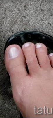 مثال على وشم مخلب الدب في الصورة - وشم زوج للعشاق في أسفل الساق