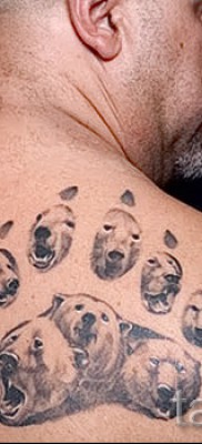 مثال على وشم مخلب الدب في الصورة - العديد من الدببة - وشم على الكتف الأيمن للرجل