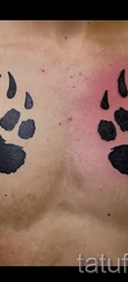 مثال على وشم مخلب الدب في الصورة - بصمتان - وشم على صدر الرجل