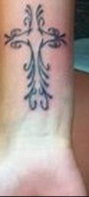 Tetovaža s latinskim križem broj 807 hladna je verzija uzorka koji se može uspješno koristiti za transformaciju i primjenu kao tetovaža s latinskim križem