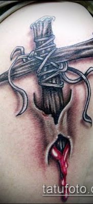 Tetovaža s latinskim križem broj 457 zanimljiva je verzija uzorka koji se može dobro koristiti za obradu i nanošenje kao tetovaža latinskog križa na leđima