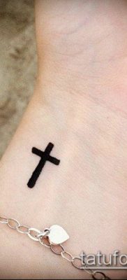 Tetovaža s latinskim križem broj 660 zanimljiva je verzija uzorka koji se lako može koristiti za obradu i nanošenje kao tetovaža s latinskim križem na leđima