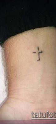Tetovaža s latinskim križem broj 570 hladna je verzija uzorka koji se može uspješno koristiti za transformaciju i nanošenje tetovaže na zglob poput latinskog križa