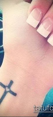 Tetovaža s latinskim križem broj 946 - hladna verzija uzorka, koja se može dobro koristiti za reviziju i primjenu kao tetovaža s latinskim križem na vratu