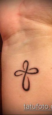 Tetovaža latinskog križa broj 300 zanimljiva je verzija uzorka koji se može uspješno koristiti za obradu i nanošenje kao tetovaža latinskog križa na ruci