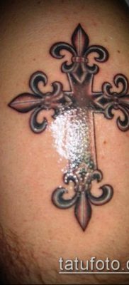 Tetovaža s latinskim križem broj 392 - ekskluzivna verzija uzorka, koja se može uspješno koristiti za obradu i nanošenje kao tetovaža latinskog križa na ramenu