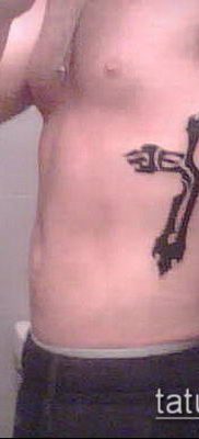 Tetovaža s latinskim križem broj 292 hladna je verzija uzorka koji se može dobro koristiti za obradu i nanošenje kao tetovaža s latinskim križem na ruci