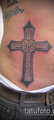 Tetovaža latinskog križa br. 334 - jedinstvena verzija uzorka koji se lako može koristiti za obradu i nanošenje kao tetovaža latinskog križa na zglobu