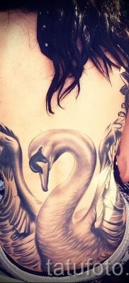 Példa hattyúval készült tetoválásra - fotó a tetoválás jelentéséről szóló cikkhez 27