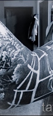 Erdei tetoválás a könyökön