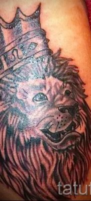 oroszlán tetoválás koronával