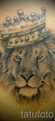 oroszlán tetoválás koronával