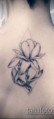 magnólia tetoválásszám 488 - a minta hűvös változata, amely jól használható a lábakon lévő tetováló magnólia feldolgozásához és alkalmazásához