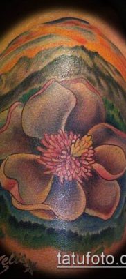 160 -as magnólia tetoválás - a minta méltó változata, amely jól használható feldolgozásra és tetováló magnólia felhelyezésére a lábán