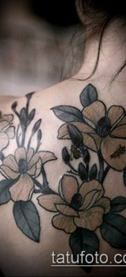 A 679 -es magnólia tetoválás a minta klassz változata, amely sikeresen felhasználható a karon lévő magnólia átalakítására és alkalmazására.