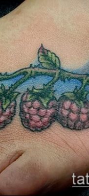 példa egy málnás tetoválás érdekes változatára - fotó