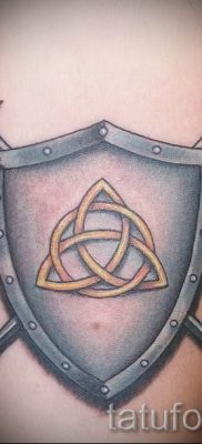 foto-primer-tatu-mech-kartinka-dlya-stati-pro-znachenie-tatuirovki-002-tatufoto-ru