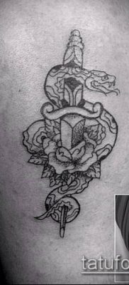 A kard és kígyó tetoválás # 713 a minta egyedi változata, amely jól használható a kard és kígyó tetoválás feldolgozására és alkalmazására a hátán