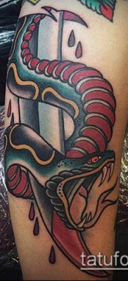 A kard és kígyó tetoválás # 863 a minta méltó változata, amely könnyen használható revízióhoz és kard és kígyó felhelyezéséhez a hátán tetoválásként