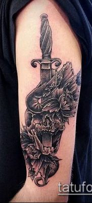 A kard és a kígyó tetoválás 653. sz. a minta méltó változata, amely könnyen használható a feldolgozásra és a kard- és kígyótetoválásra a karon