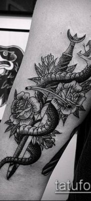 A kard és kígyó tetoválás # 832 a minta klassz változata, amely sikeresen használható kard és kígyó átalakítására és felhelyezésére tetoválásként a karon