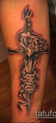 kard és kígyó tetoválás 385. sz. - a minta hűvös változata, amely jól használható kard és kígyó feldolgozására és alkalmazására tetoválásként a karon