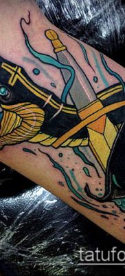 A kard és kígyó tetoválás # 233 a minta klassz változata, amely sikeresen használható kard és kígyó átalakítására és alkalmazására tetoválásként a vállán