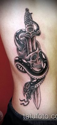kard és kígyó tetoválás 266. szám - a minta egyedülálló változata, amely sikeresen használható kard és kígyó megváltoztatására és tetoválására a lábán