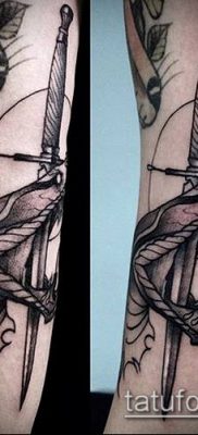 A kard és kígyó tetoválás # 630 a minta érdekes változata, amely sikeresen használható kard és kígyó finomítására és felhelyezésére a lábára tetoválásként