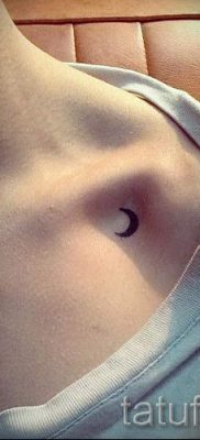 Egy hónapos tetoválás fotója - példák a félholdhold tetoválás jelentését bemutató cikkhez 56