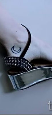 Egy hónapos tetoválás fotója - példák a félhold tetoválás jelentését bemutató cikkhez 52