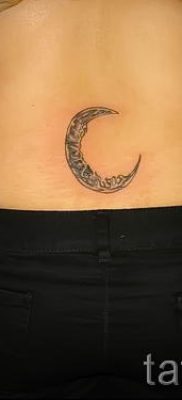 Fénykép egy hónapos tetoválásról - példák egy félhold tetoválás jelentésével foglalkozó cikkre 48