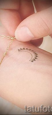 Fénykép egy hónapos tetoválásról - példák egy félhold tetoválás jelentéséről szóló cikkre 44