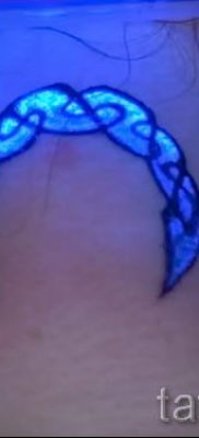 Egy hónapos tetoválás fotója - példák a félhold tetoválás jelentését bemutató cikkhez 43