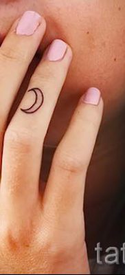 Egy hónapos tetoválás fotója - példák a félhold tetoválás jelentését bemutató cikkhez 42