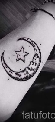 Fénykép egy hónapos tetoválásról - példák a félhold -tetoválás jelentéséről szóló cikkre 40