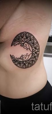 Fénykép egy hónapos tetoválásról - példák egy félhold tetoválás jelentéséről szóló cikkre 39