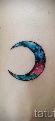 Egy hónapos tetoválás fotója - példák a félhold -tetoválás jelentésével foglalkozó cikkhez 38