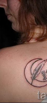Fénykép egy hónapos tetoválásról - példák a félhold tetoválás jelentésével foglalkozó cikkhez 37