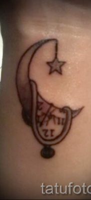 Fénykép egy hónapos tetoválásról - példák egy félhold tetoválás jelentésével foglalkozó cikkre 31