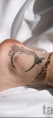 Egy hónapos tetoválás fényképe - példák a félhold -tetoválás jelentésével foglalkozó cikkhez 30