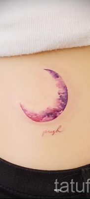 Egy hónapos tetoválás fényképe - példák a félhold -tetoválás jelentésével foglalkozó cikkhez 26
