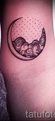 Egy hónapos tetoválás fényképe - példák a félhold tetoválás jelentését bemutató cikkhez 24