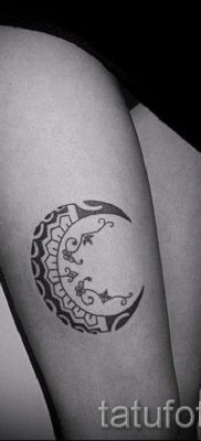 Egy hónapos tetoválás fényképe - példák a félhold -tetoválás jelentését bemutató cikkhez 23