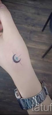 Egy hónapos tetoválás fotója - példák a félhold tetoválás jelentését bemutató cikkhez 21
