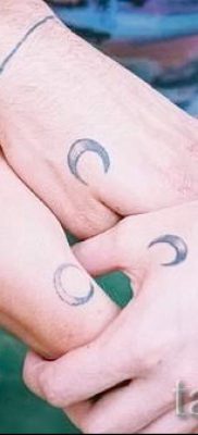 Egy hónapos tetoválás fotója - példák a félhold tetoválás jelentését bemutató cikkhez 20
