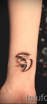 Egy hónapos tetoválás fényképe - példák a félhold tetoválás jelentését bemutató cikkhez 19