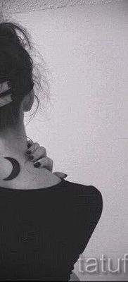 Egy hónapos tetoválás fotója - példák egy félhold tetoválás jelentését bemutató cikkhez 18