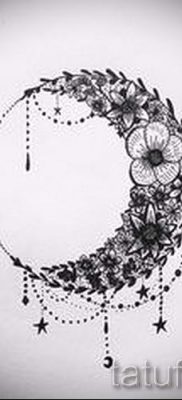 Egy hónapos tetoválás fényképe - példák a félhold -tetoválás jelentését bemutató cikkhez 16